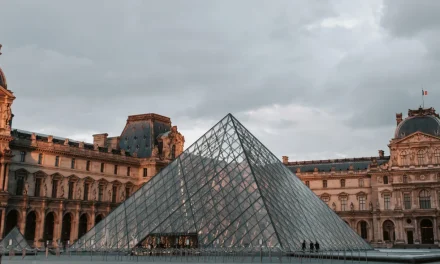 Francia, proteste contro la riforma delle pensioni: chiuso anche il Louvre