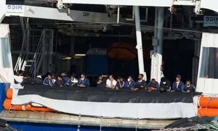 Migranti, un peschereccio con 700 persone è sbarcato in Sicilia