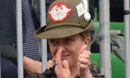 Il premier Giorgia Meloni alla festa degli Alpini celebra “la madre patria”