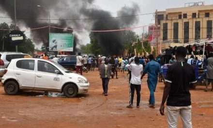 Niger, il portone dell’ambasciata francese è stato dato alle fiamme. Macron: “Non tollereremo altri attacchi”