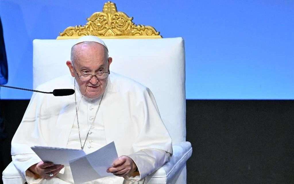 Papa Francesco di ritorno da Marsiglia: “I migranti vanno accolti, non possiamo rimandarli indietro come un ping-pong”