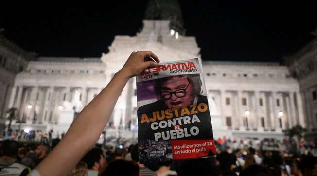 Argentina, a soli 45 giorni dall’insendiamento il Paese protesta contro le politiche di Javier Milei