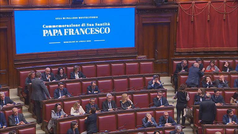 Commemorazione Papa, Schlein: “Avete ignorato i suoi appelli”