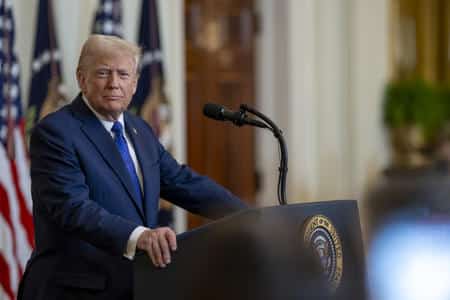 Trump, calo di fiducia nei sondaggi