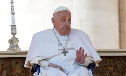 Papa Francesco visita a sorpresa San Pietro