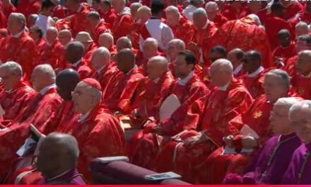 L’ultimo abbraccio del mondo a Francesco. Nell’omelia del cardinale Re, i punti chiave del pontificato di Bergoglio