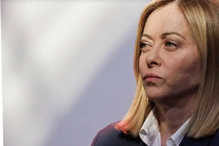 Meloni, la sinistra critica critica gli Usa ma ne invoca la protezione