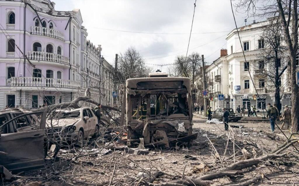Strage di civili a Sumy, Zelensky rimuove il governatore: è scontro politico in Ucraina