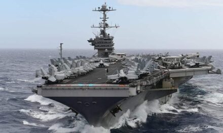 Portaerei Usa fa precipitare un caccia per sfuggire a un attacco Houti