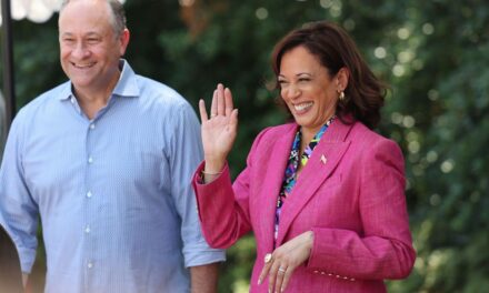 Trump ha rimosso Emhoff, il marito di Kamala Harris, dal museo dell’Olocausto