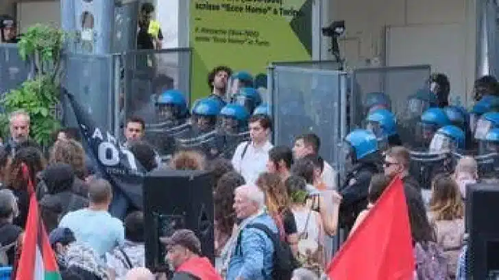 Salone del Libro, tensioni tra manifestanti pro Pal e polizia