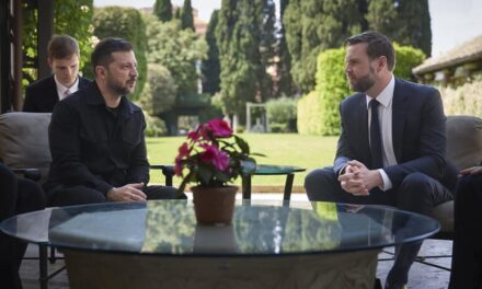 Zelensky a Roma: udienza con Papa Leone XIV, stretta di mano con Vance