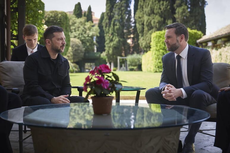 Zelensky a Roma: udienza con Papa Leone XIV, stretta di mano con Vance