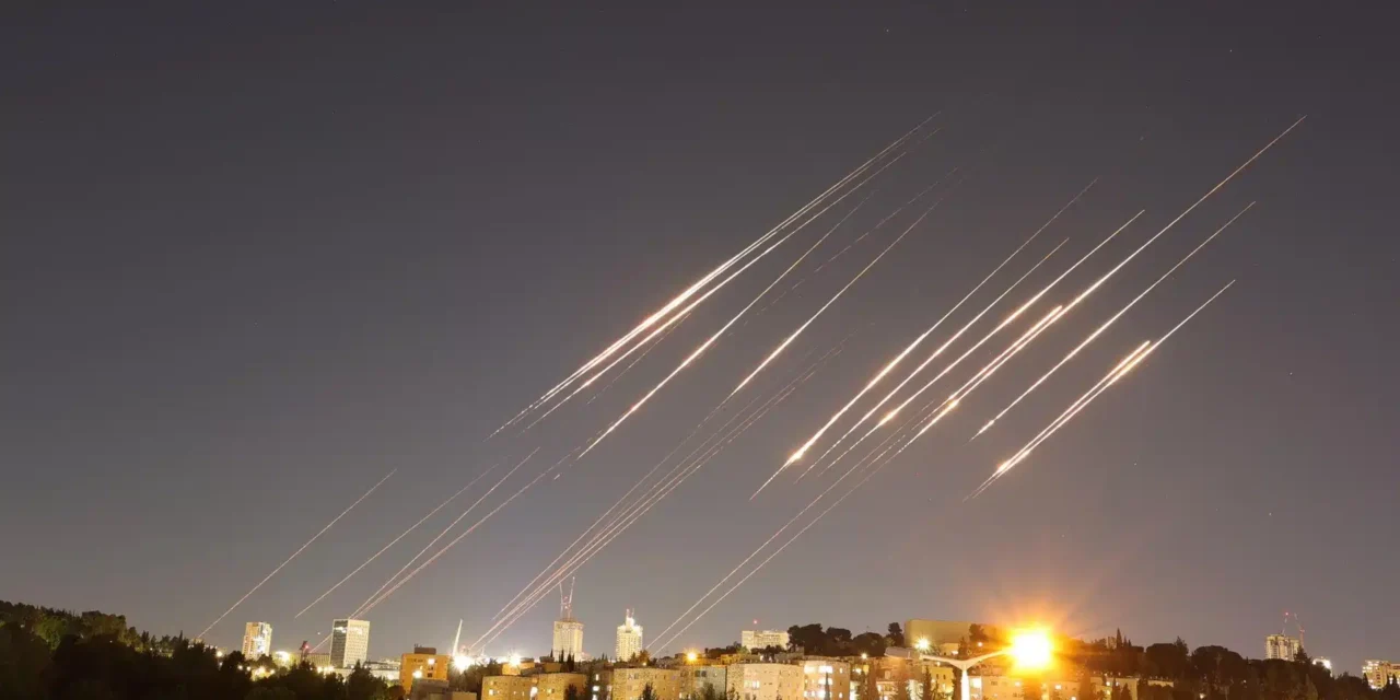 L’Iran colpisce base Usa in Qatar, il conflitto rischia di allargarsi