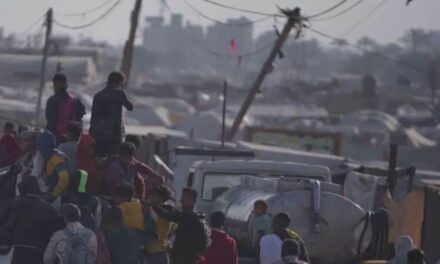 Gaza. Strage a Rafah, esercito israeliano spara contro una folla di civili uccidendo 24 palestinesi e ferendone decine