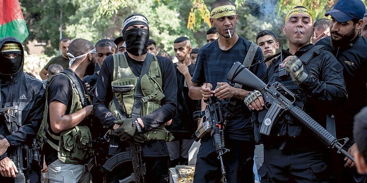 Scontro in Cisgiordania: Coloni attaccano base militare israeliana tra silenzi e tensioni crescenti