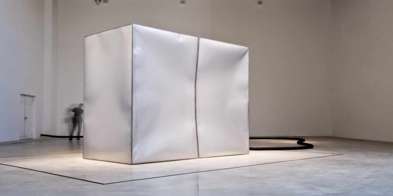 Arcangelo Sassolino porta a Lerici una scultura che sfida la materia