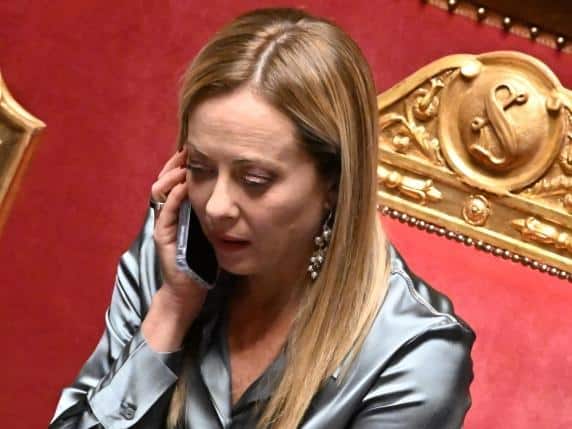E Giorgia telefona a Donald… ma non lo convince