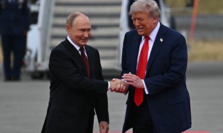 Al via il vertice in Alaska con la stretta di mano tra Trump e Putin