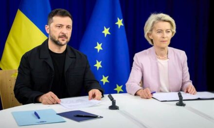 Vertice alla Casa Bianca: colloqui a porte chiuse tra Trump e Zelensky, Kiev offre maxi-intesa sulle armi Usa