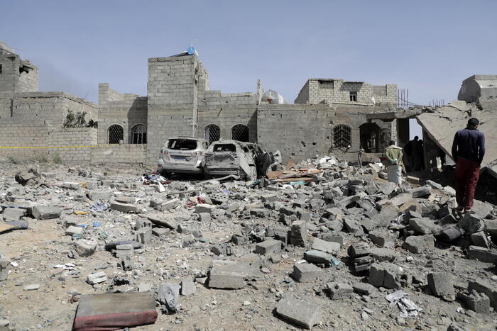 Raid israeliani su Sana’a: colpiti obiettivi Houthi in Yemen, oltre 35 morti secondo i ribelli