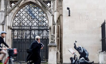 Nuovo murale di Banksy a Londra: la giustizia che colpisce i manifestanti di Palestine Action