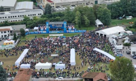 Pontida 2025: omaggi a Charlie Kirk, ritorno di Salvini e tensioni interne alla Lega