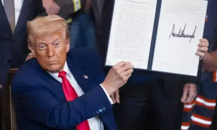 Trump annuncia nuovi dazi fino al 100% su farmaci