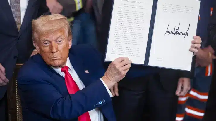 Trump annuncia nuovi dazi fino al 100% su farmaci