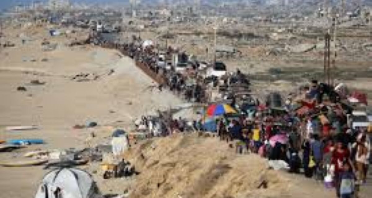 Raid israeliani su Khan Younis e Gaza, morti tra i civili. L’Egitto invia mezzi per cercare i corpi