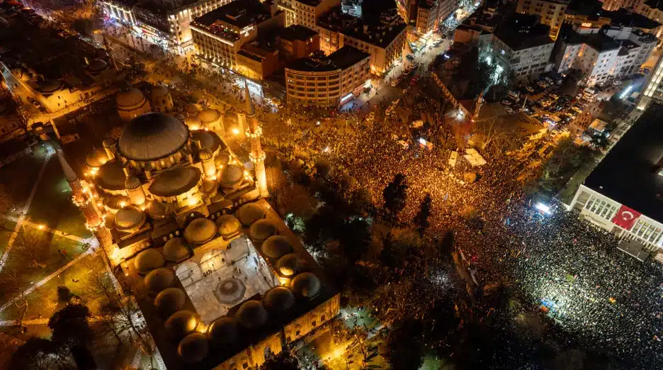 Turchia, 50mila in piazza ad Ankara contro la repressione del partito di opposizione CHP