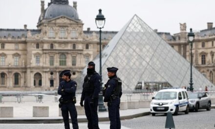 Furto al Louvre: rubati gioielli da 88 milioni di euro, indagini su possibile complice interno