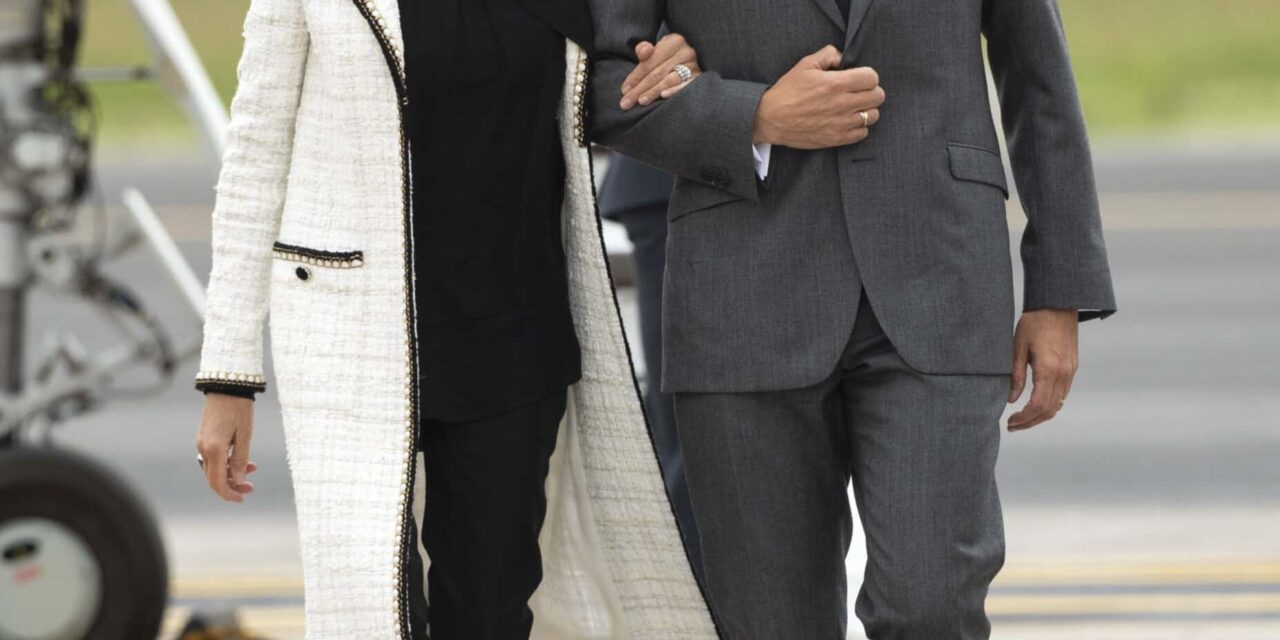 Francia, dieci a processo per aver diffamato Brigitte Macron: “Dicevano fosse un uomo”