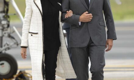 Francia, dieci a processo per aver diffamato Brigitte Macron: “Dicevano fosse un uomo”