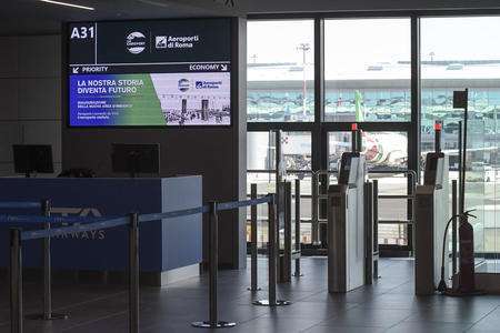 Frontiere Ue, al via il nuovo sistema digitale EES: controlli biometrici per chi entra nello spazio Schengen