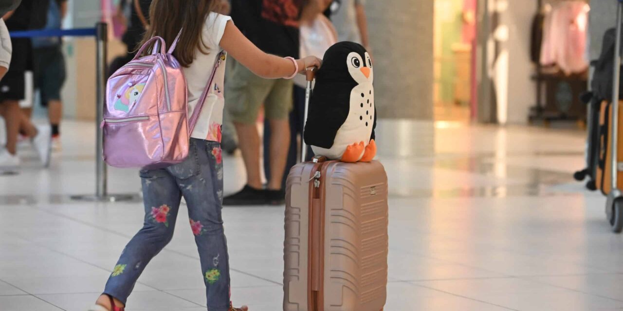 Dublino, assedio al Citywest Hotel dopo l’accusa di stupro su una bambina: scontri e arresti