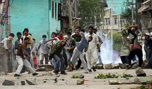 Kashmir pakistano, proteste violente contro il governo: morti e blackout delle comunicazioni