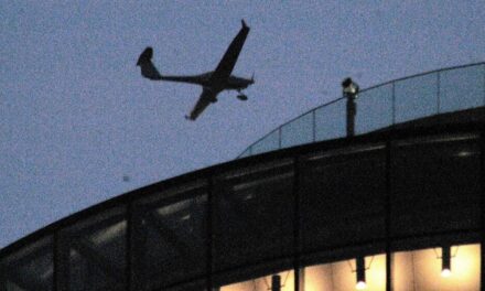Allarme droni all’aeroporto di Monaco: voli sospesi, 3.000 passeggeri coinvolti