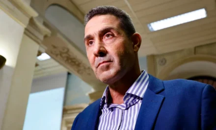 Vannacci rilancia il dibattito sul fascismo: bufera politica dopo il post social dell’ex generale