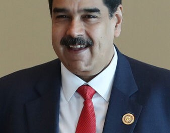 Venezuela, Maduro mobilita l’esercito: “Pronti a una guerriglia stile Vietnam contro gli Stati Uniti”