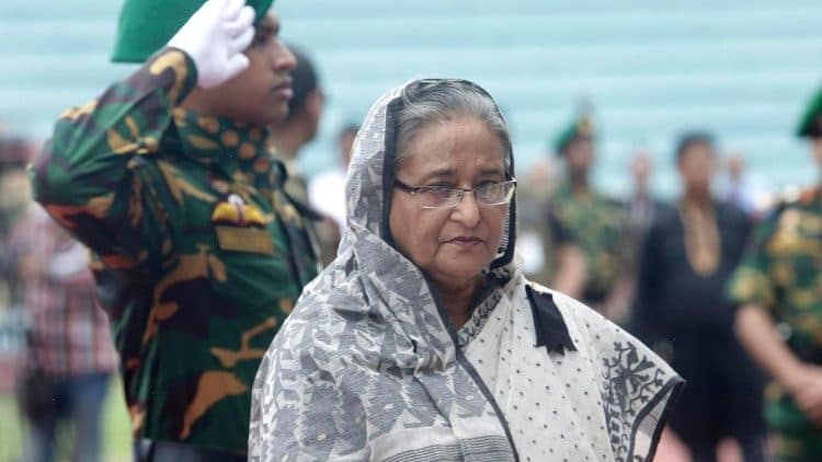 Bangladesh, condannata a morte in contumacia l’ex premier Sheikh Hasina