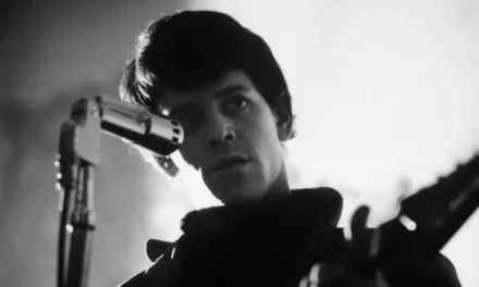 Lou Reed, 70 anni di rock e inquietudini: il ritratto intimo di un’icona che rifiuta il mito