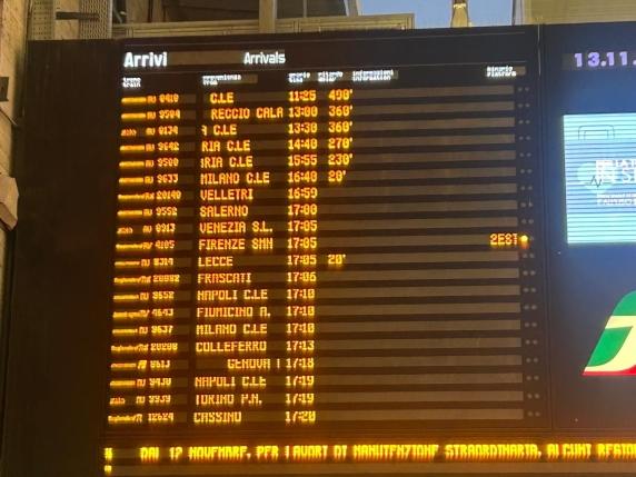 Caos treni a Roma, ritardi fino a 8 ore e mezza: Salvini nel mirino