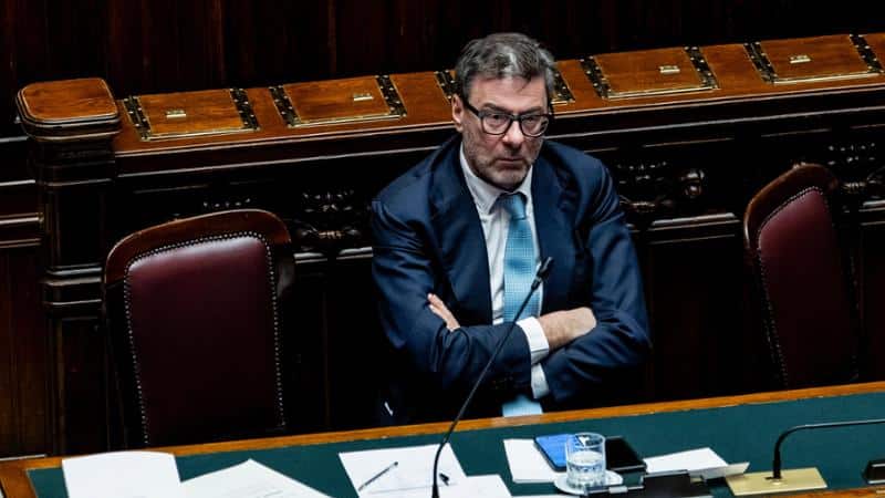 Manovra, la Camera approva la fiducia al governo. Giorgetti: «Sull’età pensionabile valutazioni nel 2026»