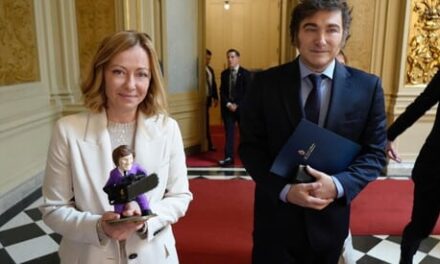 Stop all’asta dei regali di Giorgia Meloni: l’incarico alla casa d’aste Bertolami bloccato per un’inchiesta giudiziaria