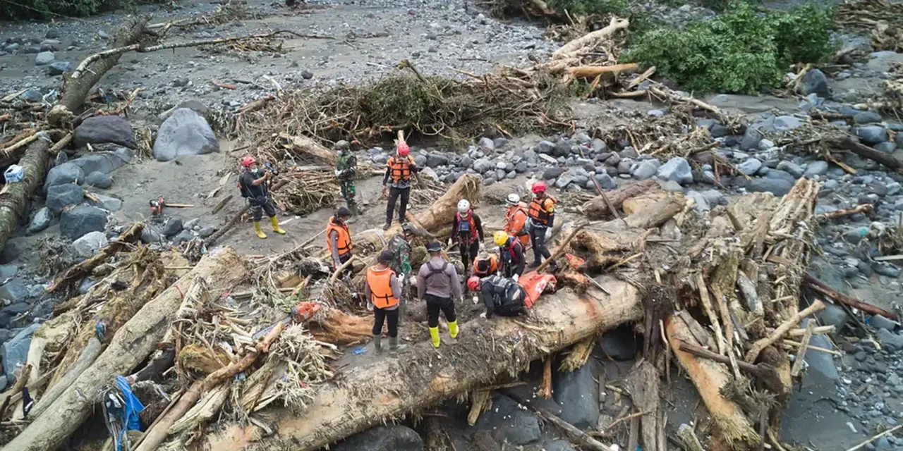 Oltre 440 morti in Indonesia per le alluvioni causate dal ciclone Senyar