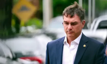 Flávio Bolsonaro annuncia la sua candidatura alle presidenziali del 2026