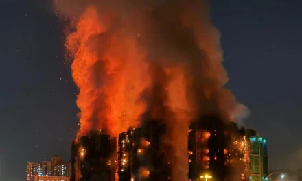 Hong Kong, 13 arresti per omicidio colposo dopo l’incendio alla Wang Fuk Court
