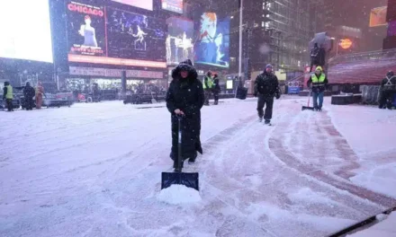 Tempesta di neve negli Stati Uniti: emergenza a New York e migliaia di voli cancellati