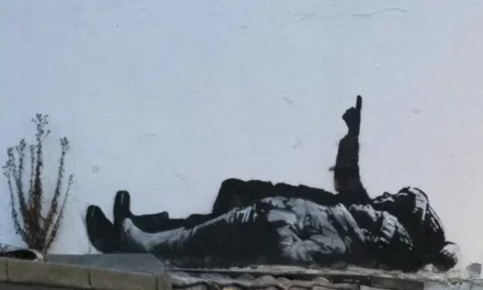 Banksy rompe il silenzio: è suo il nuovo murale londinese sulla marginalità invisibile